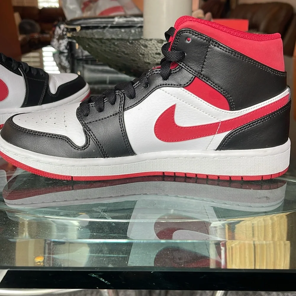 Air Jordan 1 Mid White/Gym Red/Black 554724-122 Size 9 ❤️🤍🖤